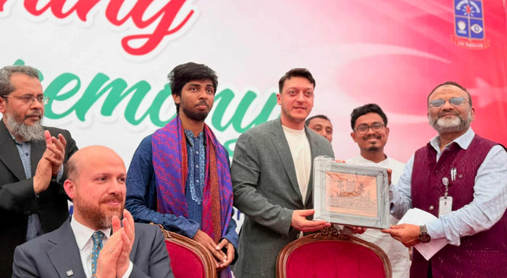 বিশ্বকাপজয়ী  ফুটবলার ওজিল ঢাকা বিশ্ববিদ্যালয় ক্যাম্পাসে
