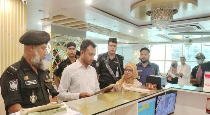 বগুড়ায় অস্বাস্থ্যকর পরিবেশ ও ছত্রাকযুক্ত চাল ব্যবহার ‘কাচ্চি ডাইন’কে জরিমানা
