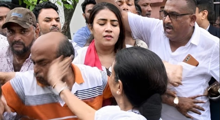 মেজাজ হারিয়ে নিজের দলের কর্মীকেই সপাটে চড় মারলেন মমতা