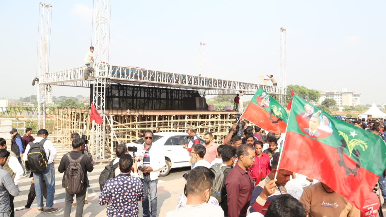 বিএনপির ভারপ্রাপ্ত চেয়ারম্যান তারেক রহমানের স্বদেশ প্রত্যাবর্তনে রাজধানীর ৩০০ ফিট এলাকায় তৈরী করা হচ্ছে মঞ্চ। দৈনিক করতোয়ার পাঠকদের জন্য ছবি তুলেছেন মির্জা সম্রাট রেজা ।