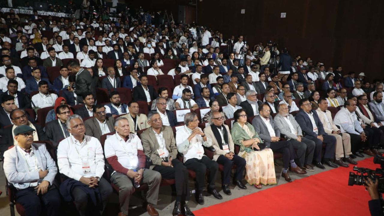 মতপ্রকাশের স্বাধীনতার পক্ষে প্রথমবারের মতো রাজধানীতে অনুষ্ঠিত হয়েছে গণমাধ্যম সম্মিলন। এ সম্মিলনে উপস্থিত ছিলেন নোয়াব ও সম্পাদক পরিষদের সকল সদস্য।