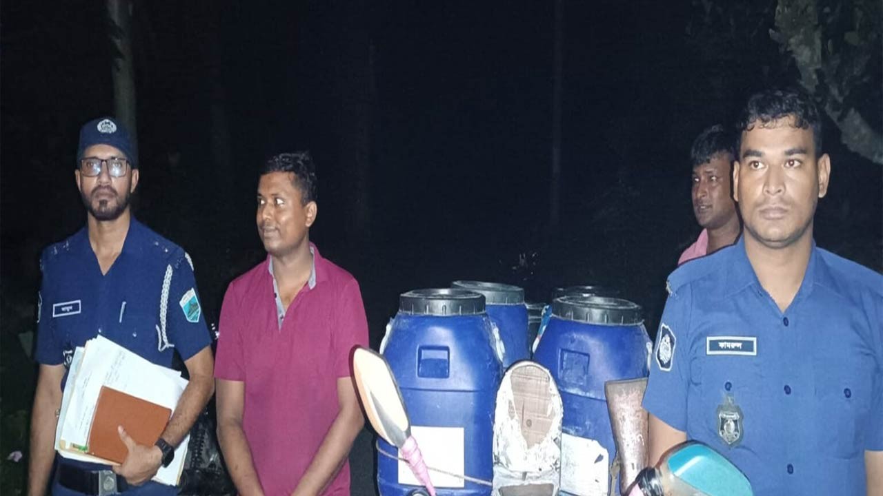 কেমিক্যাল ও নকল দুধ উদ্ধার ভাঙ্গুড়ায় নকল দুধ তৈরির কারখানায় অভিযানে