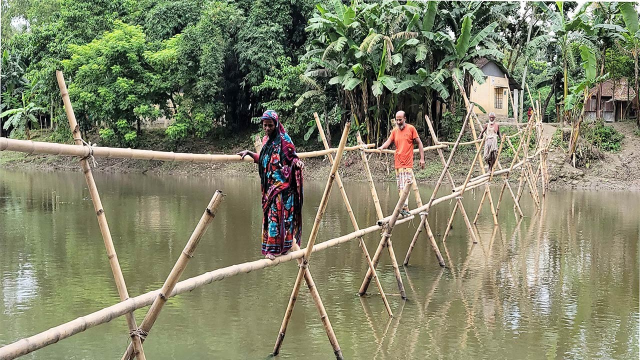 কুড়িগ্রামের নীলকুমর নদীর ওপর বাঁশের সাঁকো