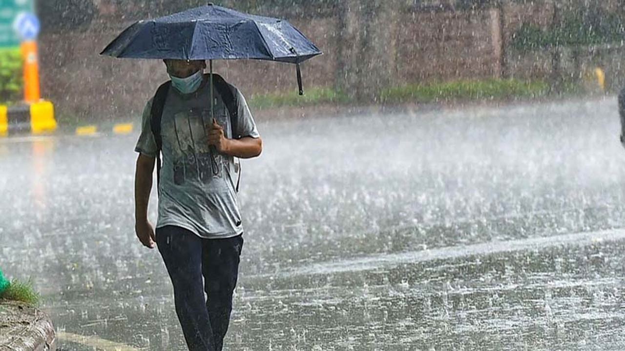 সাগরে লঘুচাপ, রাজধানীতে ভারি বৃষ্টি
