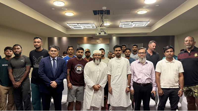 এশিয়া কাপে বাংলাদেশ দলকে উৎসাহ দিতে টিম হোটেলে ক্রীড়া উপদেষ্টা