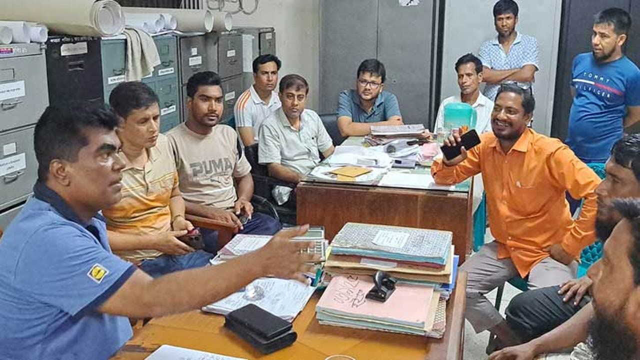 পাবনার চাটমোহরে ট্রান্সফরমার চুরির প্রতিবাদে বিক্ষুব্ধ কৃষকদের পল্লীবিদ্যুৎ অফিস ঘেরাও