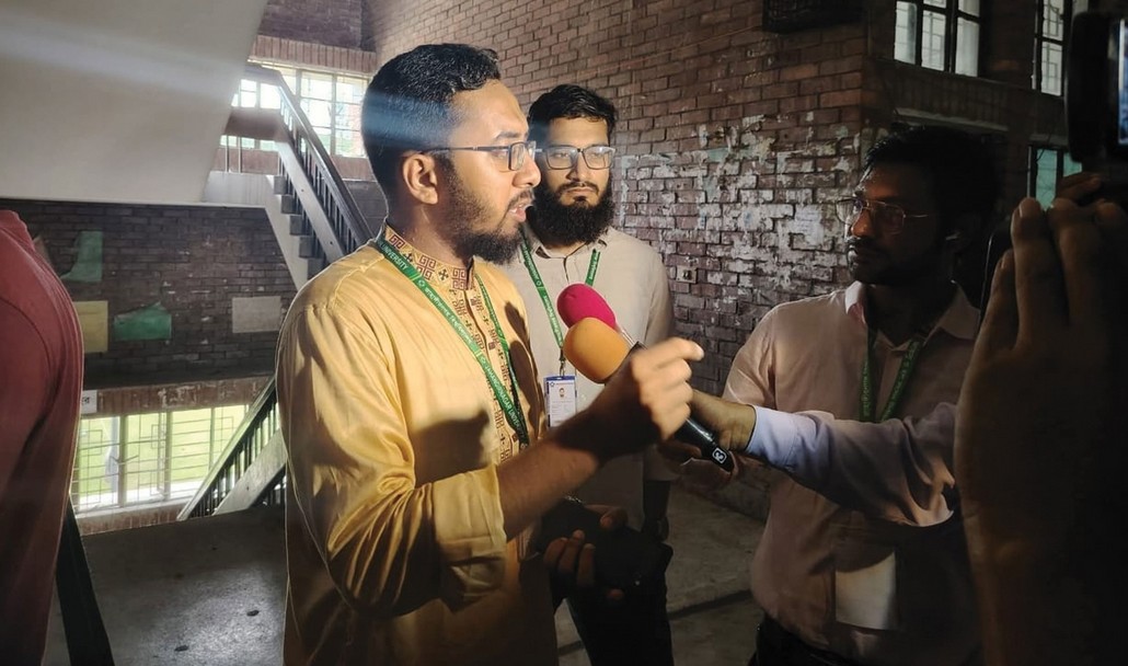 ভোট দিলেন শিবির সমর্থিত প্যানেলের জিএস, ব্যবস্থাপনা নিয়ে অসন্তোষ