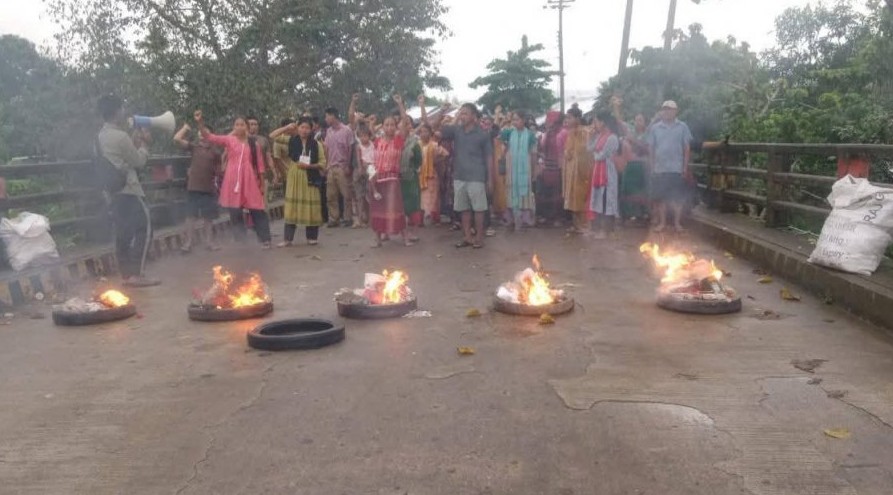 খাগড়াছড়িতে চলছে আধাবেলা সড়ক অবরোধ