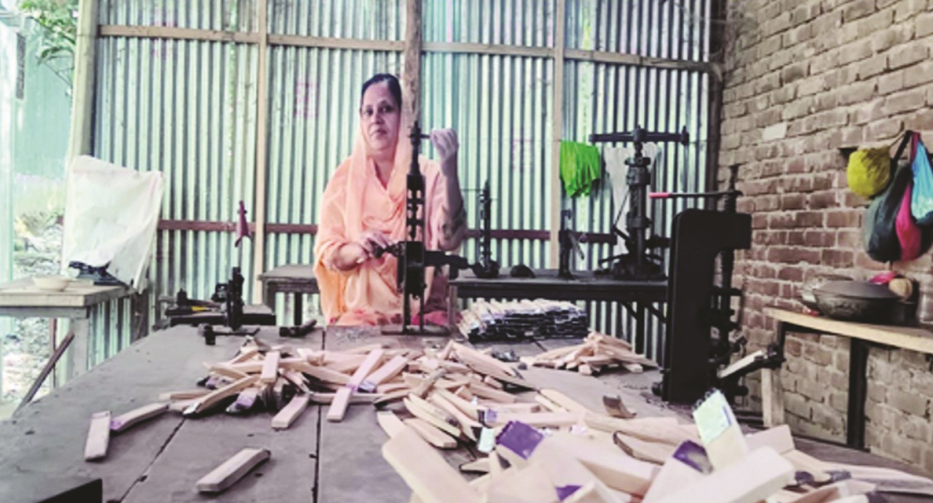 সবজির খোসা ছাড়ানোর কাজ সহজ করার উদ্যোগ নিয়ে উদ্যোক্তা হয়েছেন জাহানারা