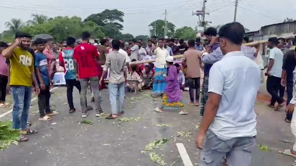 ফরিদপুরের ভাঙ্গায় আজও আসন বিন্যাসের প্রতিবাদে মহাসড়ক-রেলপথ অবরোধ
