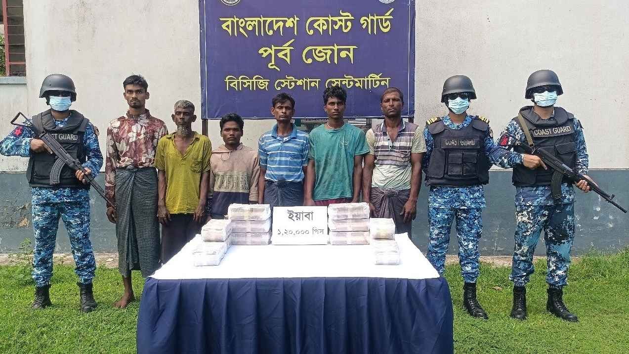 সেন্টমার্টিনে ৬ কোটি টাকার ইয়াবাসহ ৬ পাচারকারী আটক