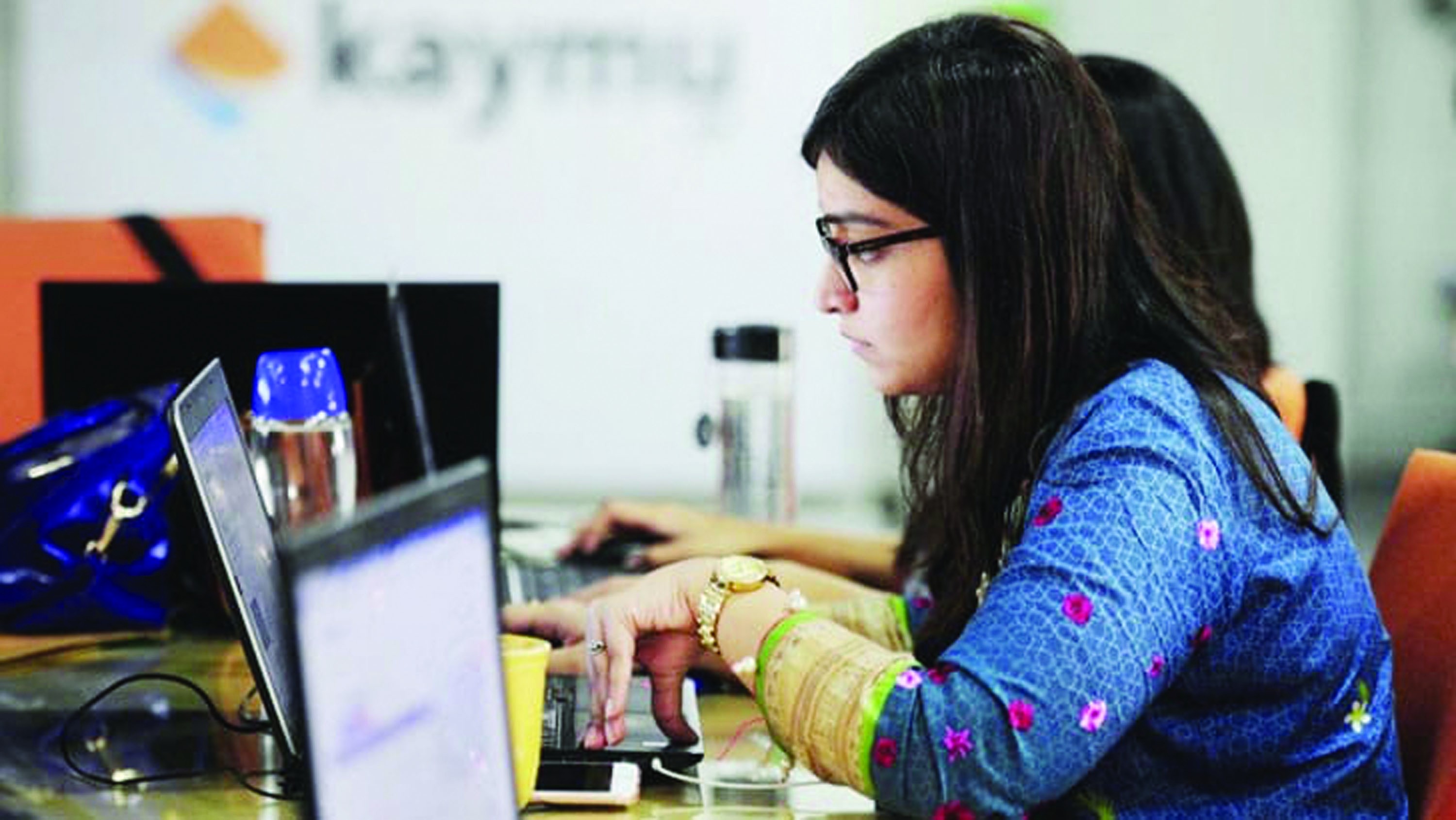 দেশে কর্মজীবী নারীর সংখ্যা উদ্বেগজনক হারে কমেছে