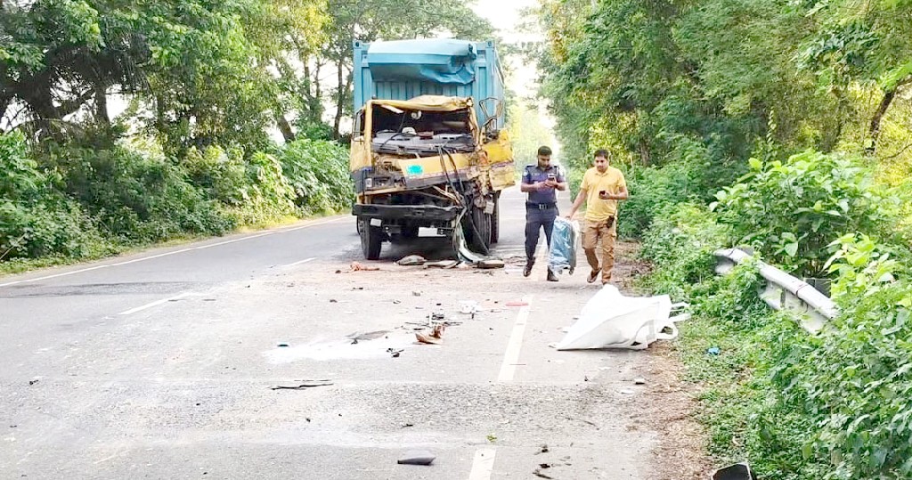 গোপালগঞ্জে সড়ক দুর্ঘটনায় কাভার্ড ভ্যানের হেলপার নিহত
