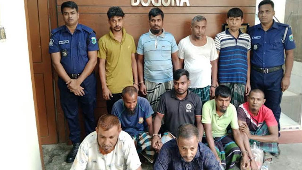 বগুড়ার শিবগঞ্জে আসামি ছিনিয়ে নেয়া মামলায় ২১ নারী-পুরুষ গ্রেফতার, এসআই মামুন প্রত্যাহার