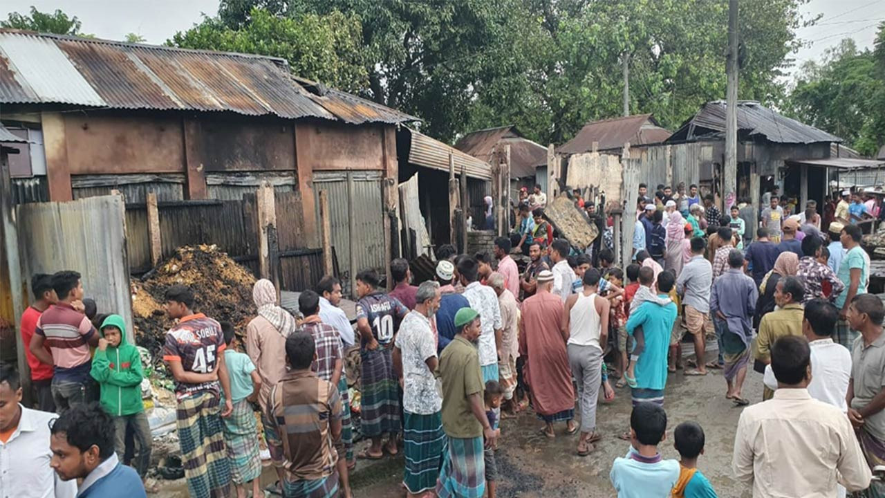 কুড়িগ্রামের নাগেশ্বরীতে অগ্নিকান্ডে ৮টি দোকান মালামালসহ ভস্মীভূত