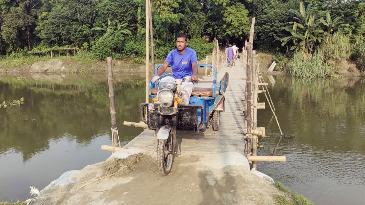 সিরাজগঞ্জে ইছামতি নদীর ওপর ব্রিজ না থাকায় তিন উপজেলাবাসীর দুর্ভোগ