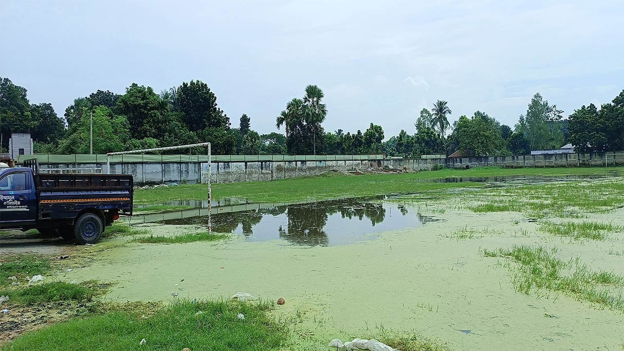 পাবনার বেড়ার ঐতিহ্যবাহী স্টেডিয়াম এখন পরিত্যক্ত জলাভূমি