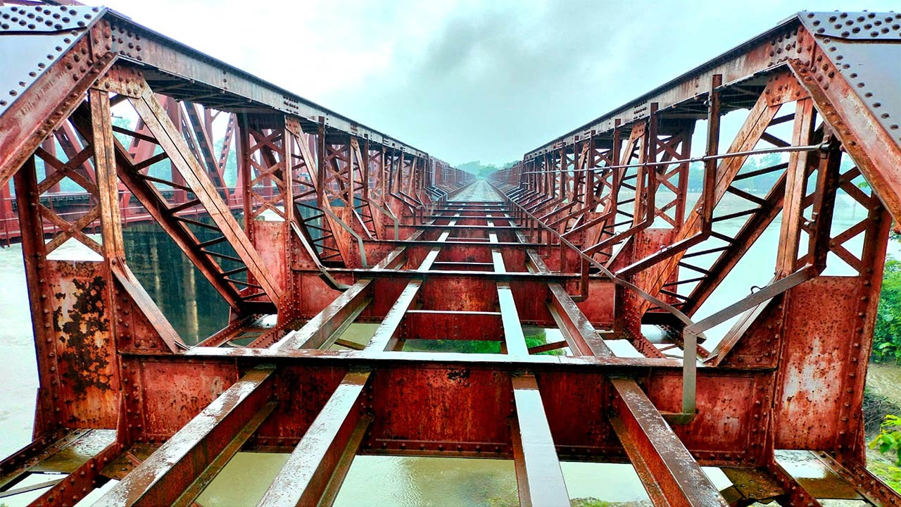 দিনাজপুরে পরিত্যক্ত রেলসেতুর লোহা খুলে বিক্রি করছে মাদকাসক্তরা