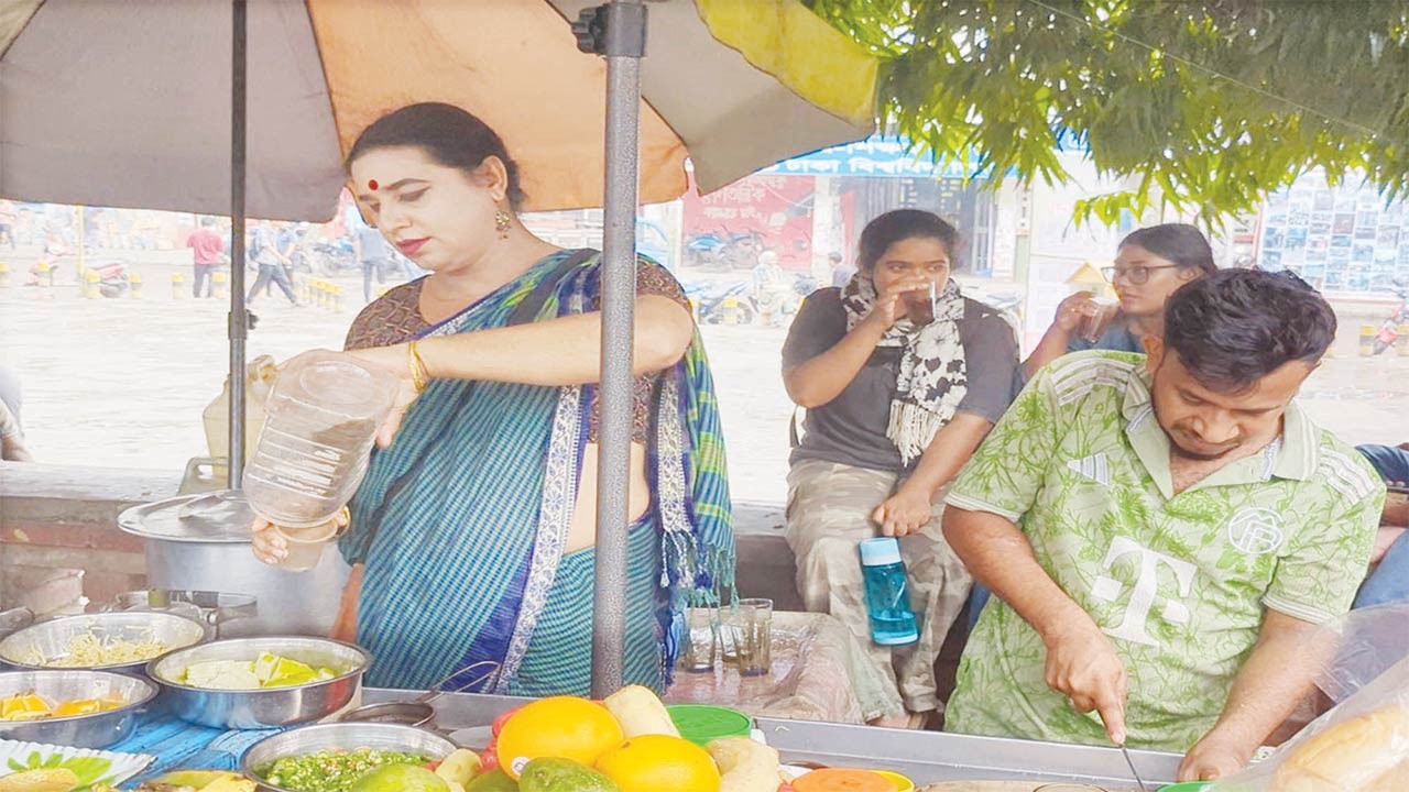 তৃতীয় লিঙ্গের প্রিয়া খান এখন স্বাবলম্বী