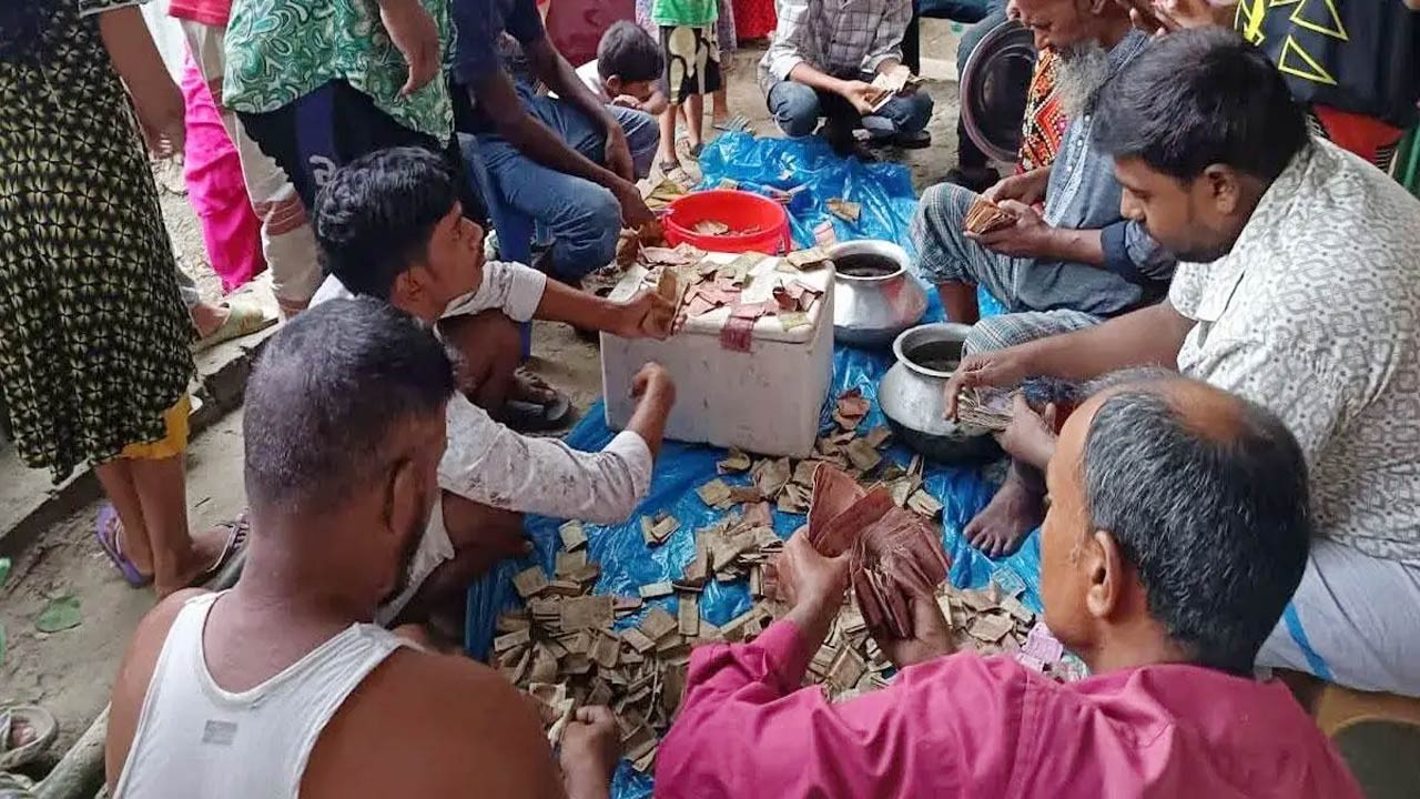 সিরাজগঞ্জে ভিক্ষুকের বস্তায় দুই লাখ টাকা