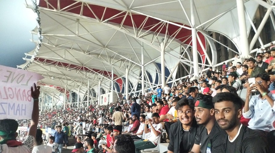 বাংলাদেশ-হংকং ম্যাচে মাঠে দর্শকদের উপচে পড়া ভিড়