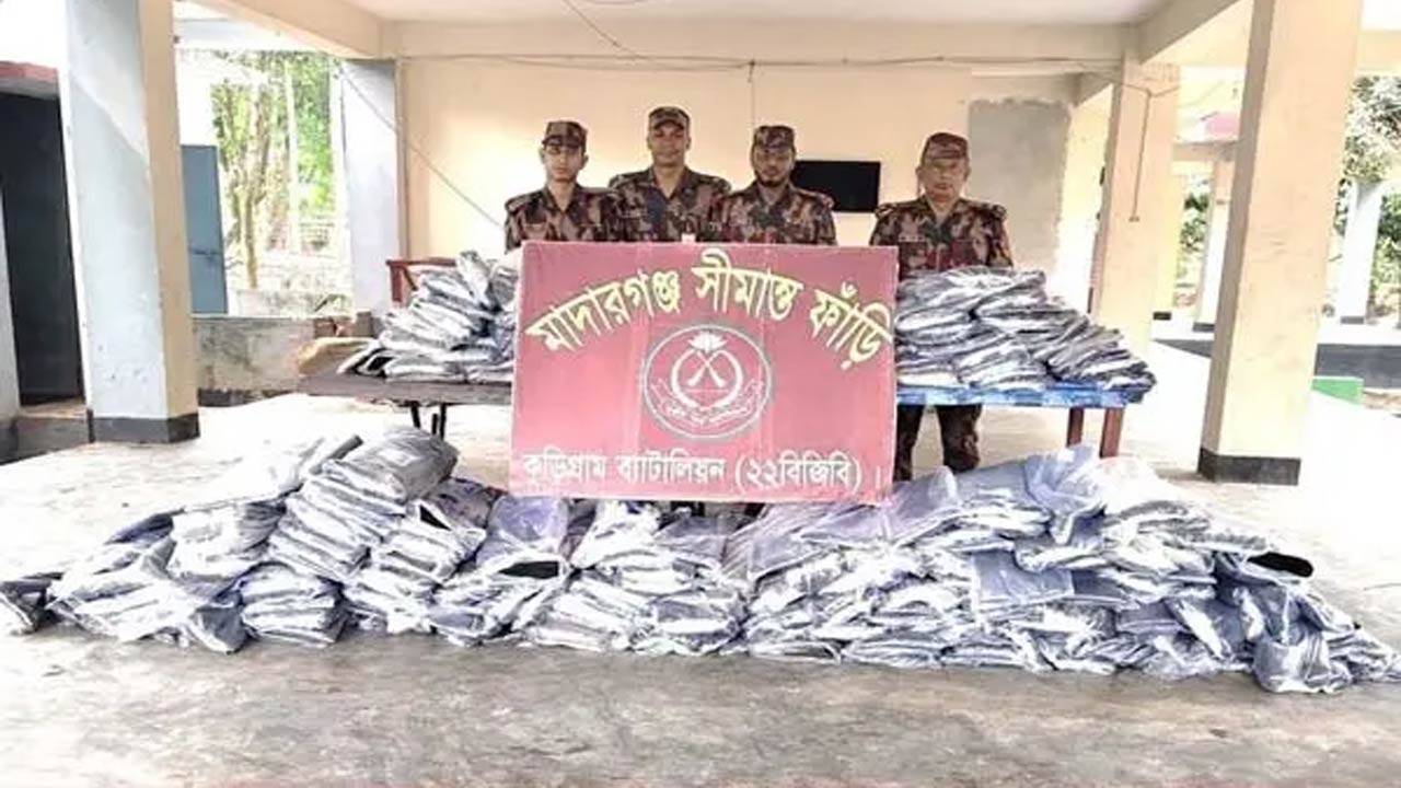 কুড়িগ্রামে বিজিবির অভিযানে ৬৮ লাখ টাকা মূল্যের ভারতীয় অবৈধ মালামাল আটক