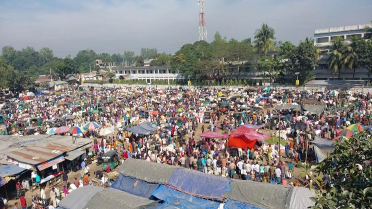 মহাস্থান বাজার সড়কে জলাবদ্ধতার কারণে দুর্ভোগে পথচারীরা