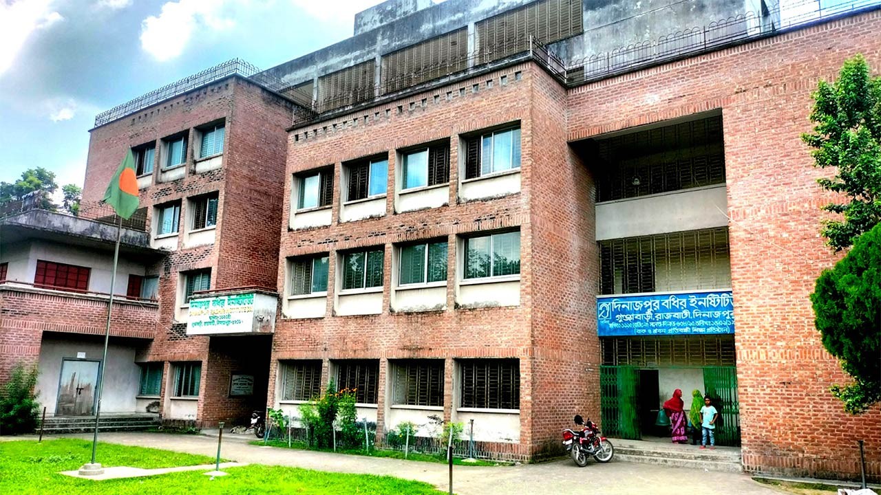 মুখ থুবড়ে পড়েছে দিনাজপুর বধির ইনস্টিটিউটের কার্যক্রম