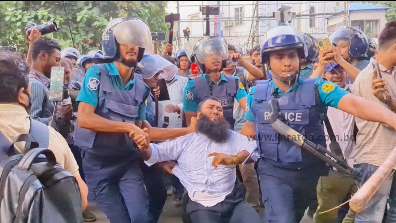 আন্দোলনরত শিক্ষকদের ওপর সাউন্ড গ্রেনেড-জলকামান-লাঠিচার্জ