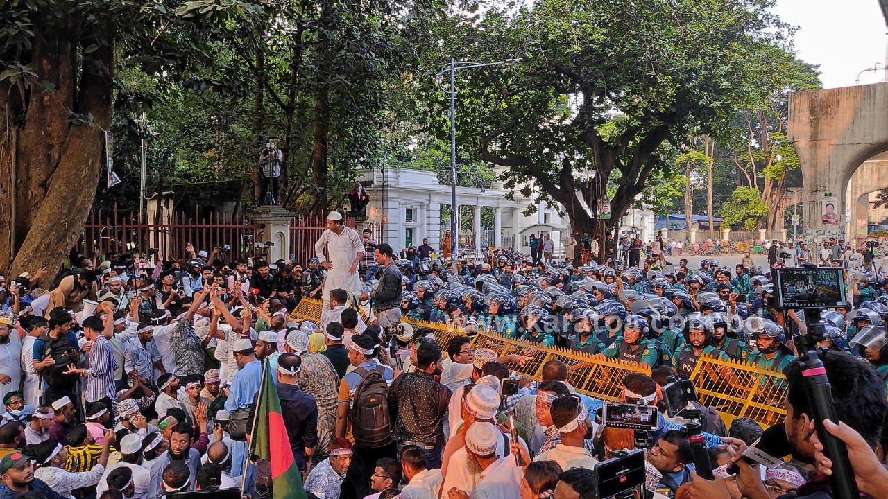 ‘মার্চ টু সচিবালয়’ ঠেকাতে শিক্ষা ভবন মোড়ে শক্ত অবস্থানে পুলিশ