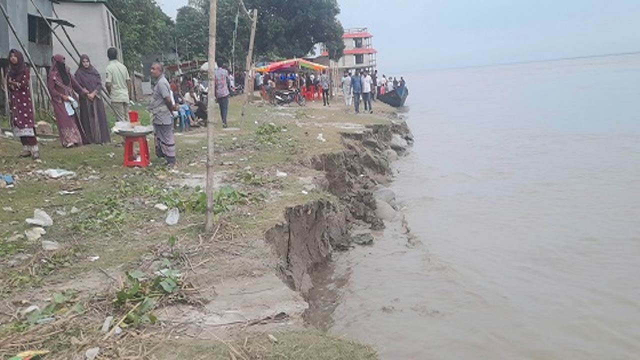 গাইবান্ধার সুন্দরগঞ্জে তিস্তার পানি হু হু করে বাড়ছে 