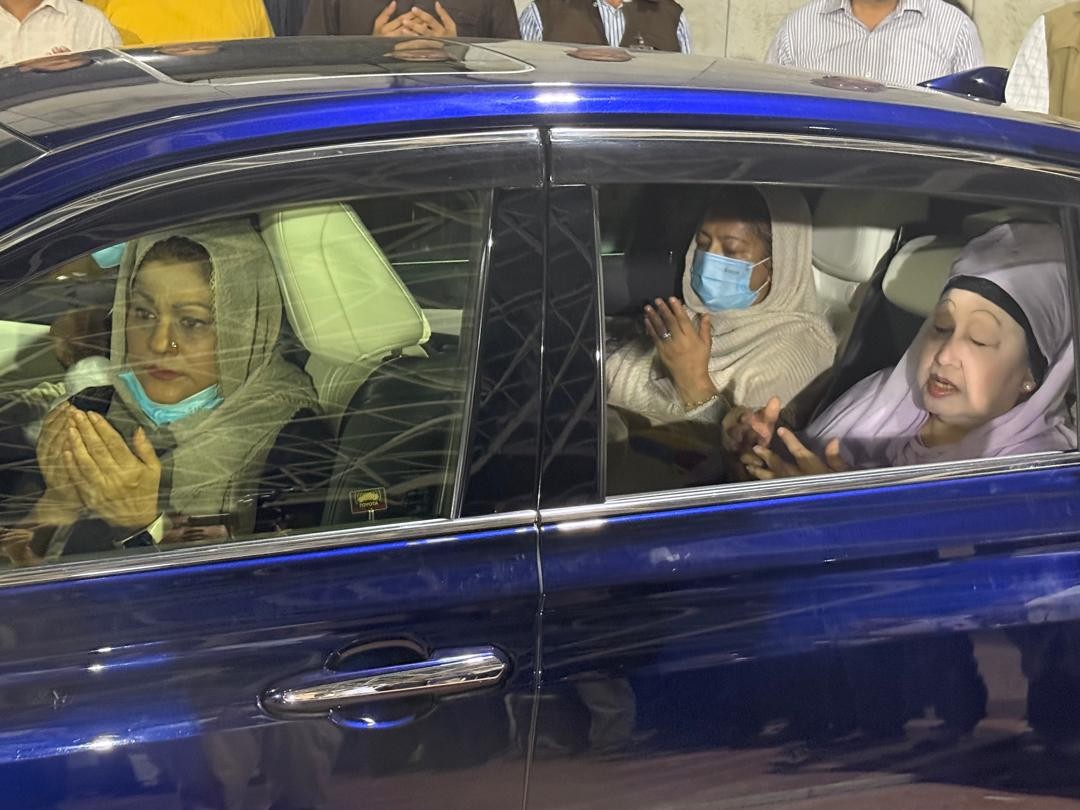 জিয়াউর রহমানের মাজার জিয়ারত করলেন খালেদা জিয়া