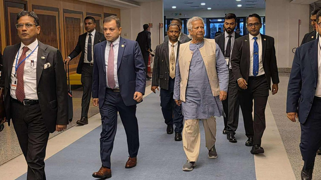 ঢাকার পথে প্রধান উপদেষ্টা