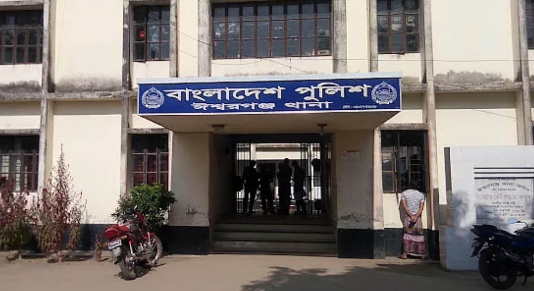 এক বাড়ির মুরগি অন্য বাড়িতে যাওয়াতে প্রতিবেশীকে কুপিয়ে হত্যা 