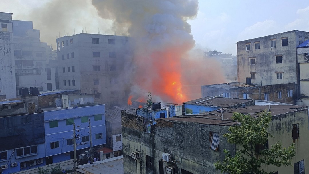 মিরপুরের আগুন সম্পূর্ণ নেভানো যায়নি, এখনও বের হচ্ছে ধোঁয়া