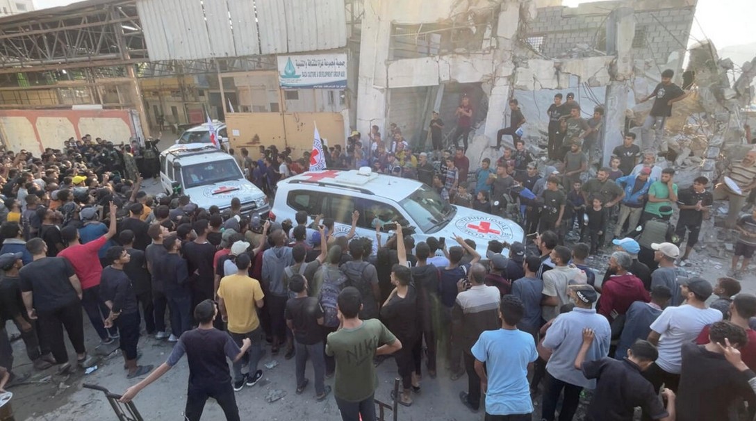 ৭ জিম্মিকে রেড ক্রসের কাছে হস্তান্তর করল হামাস