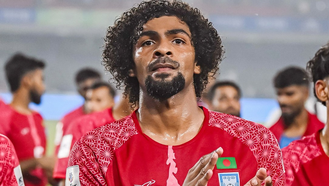 হংকং থেকে সকালেই ইংল্যান্ডে রওয়ানা দিয়েছেন হামজা