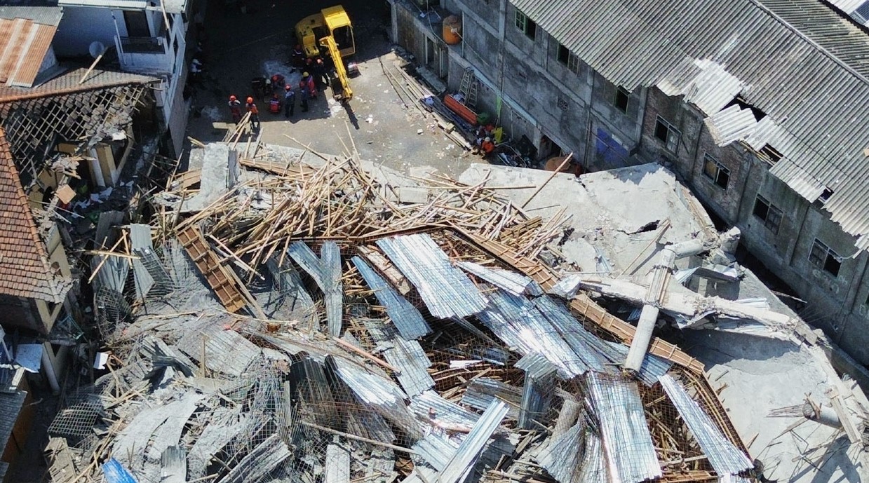 ইন্দোনেশিয়ায় স্কুলভবন ধসে নিহত ৫০