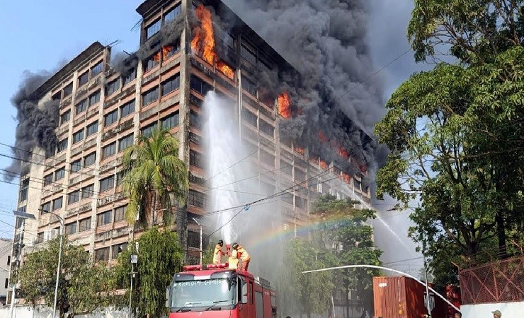 নিয়ন্ত্রণে আসেনি চট্টগ্রাম ইপিজেডের আগুন, ভবন ধসে পড়ার শঙ্কা