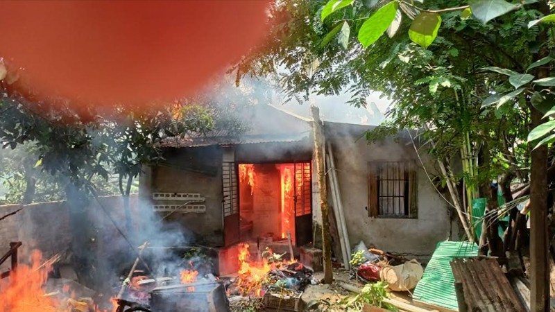 খুলনায় প্রতিবেশীর উঠান থেকে শিশুর মরদেহ উদ্ধার,আসামিদের বাড়িতে অগ্নিসংযোগ ও ভাঙচুর