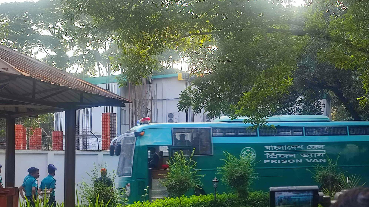 ‘শীতাতপ নিয়ন্ত্রিত’ সেই  প্রিজনভ্যানেই ট্রাইব্যুনাল ছাড়লেন ১৫ সেনা কর্মকর্তা