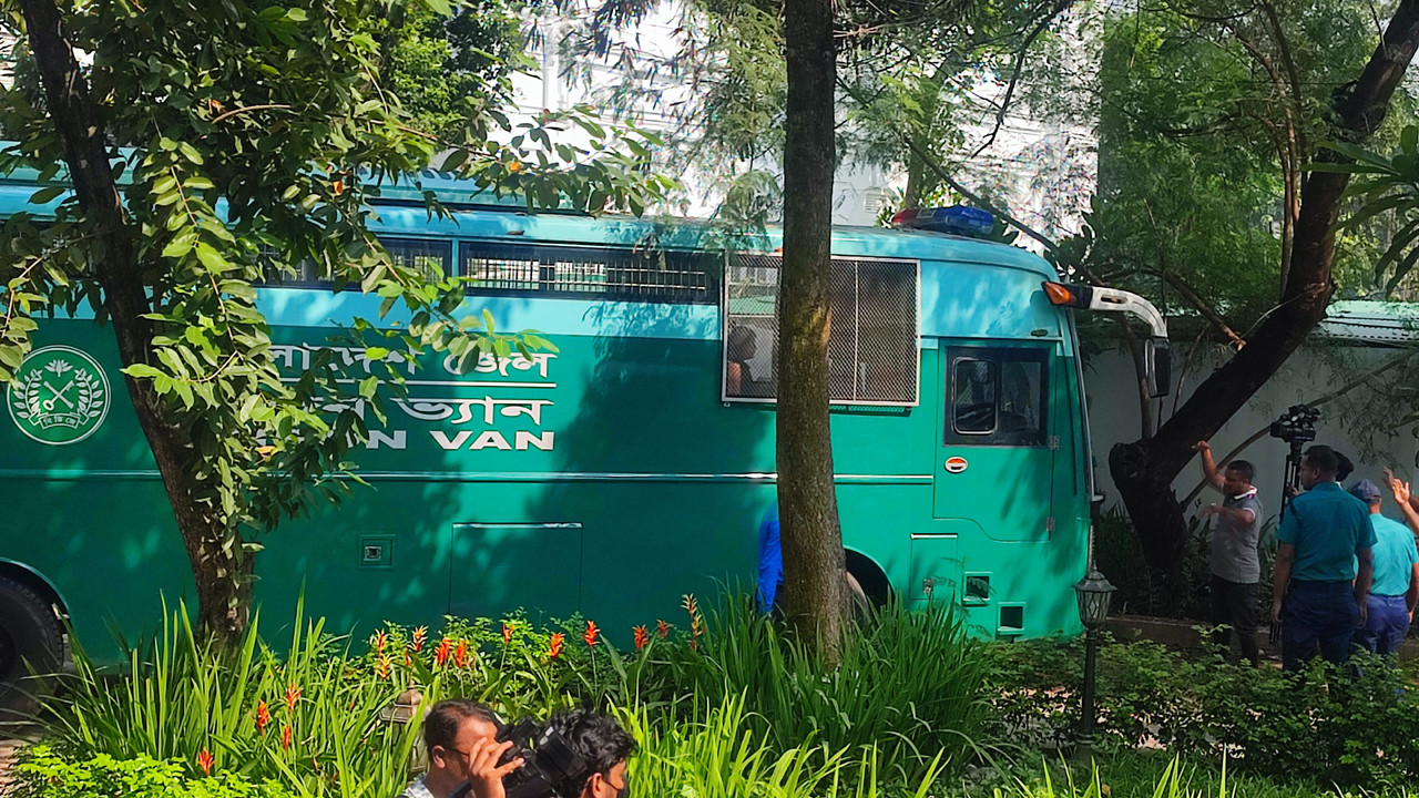 ১৫ সেনা কর্মকর্তাদের আনা হয়  ‘শীতাতপ নিয়ন্ত্রিত’ বিশেষ প্রিজনভ্যানে