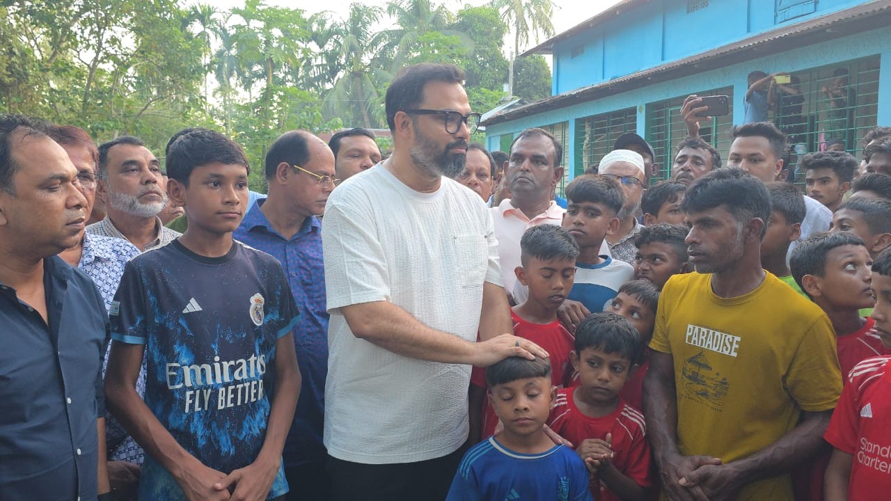 সুনামগঞ্জের দুই খুদে ফুটবলারের পাশে তারেক রহমান