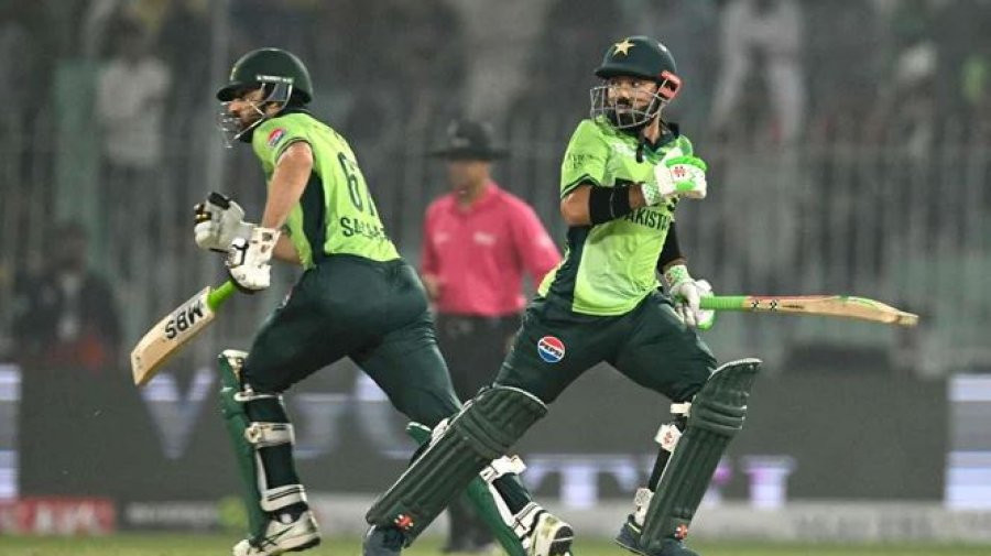 রোমাঞ্চকর ম্যাচে প্রোটিয়াদের হারিয়ে এগিয়ে গেলো পাকিস্তান 