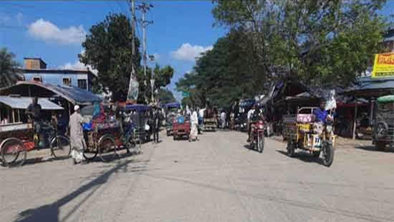 নওগাঁর পোরশায় ফুটপাত দখল যত্রতত্র পার্কিংয়ে যানজট