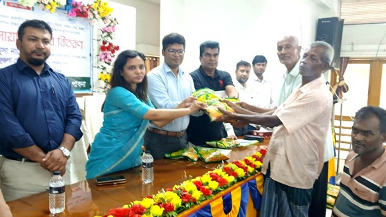 পাবনার চাটমোহরে কৃষক না হয়েও পেলেন প্রণোদনার সার বীজ