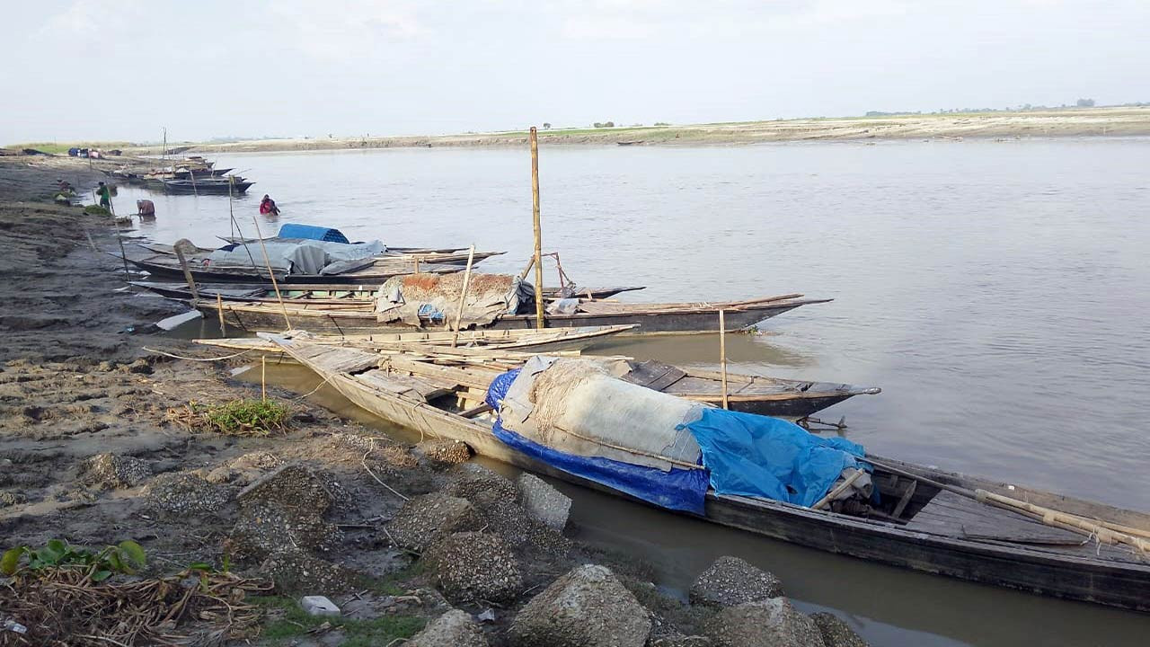 বগুড়ার সোনাতলায় জেলে পরিবারের সব খরচই যেন যমুনা নদীর দান