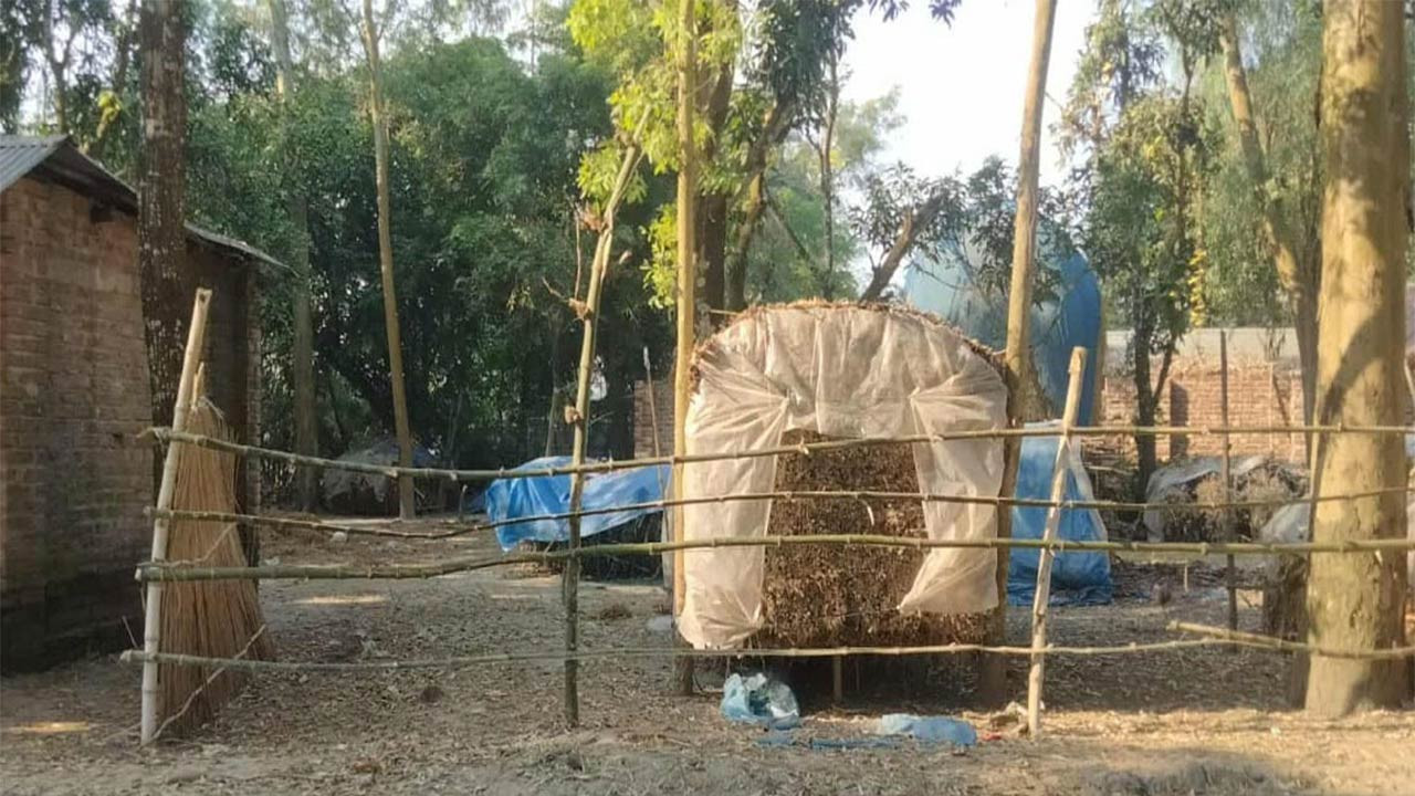 নওগাঁর আত্রাইয়ে রাতের আঁধারে অন্যের জমিতে বেড়া 