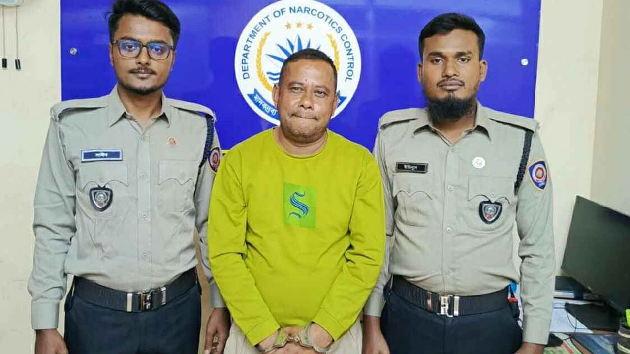 বগুড়ায় ৫ হাজার পিস ইয়াবাসহ বাস যাত্রী গ্রেফতার