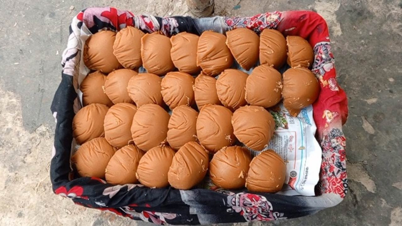 দিনাজপুরের নবাবগঞ্জে অবৈধ গুড়ের কারখানায় মেশানো হচ্ছে চিনি ময়দা